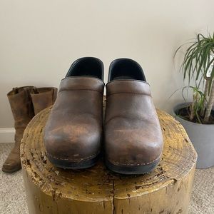 Dansko Women's Clogs Oiled Brown Leather size 7